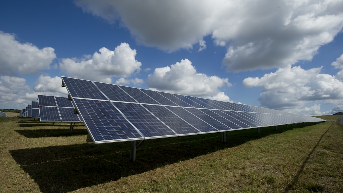 Med dubbelriktad laddning blir elbilens batteri en del av hushållets energisystem, som kan lagra billig el och ge tillbaka den när priset eller behovet är som störst.